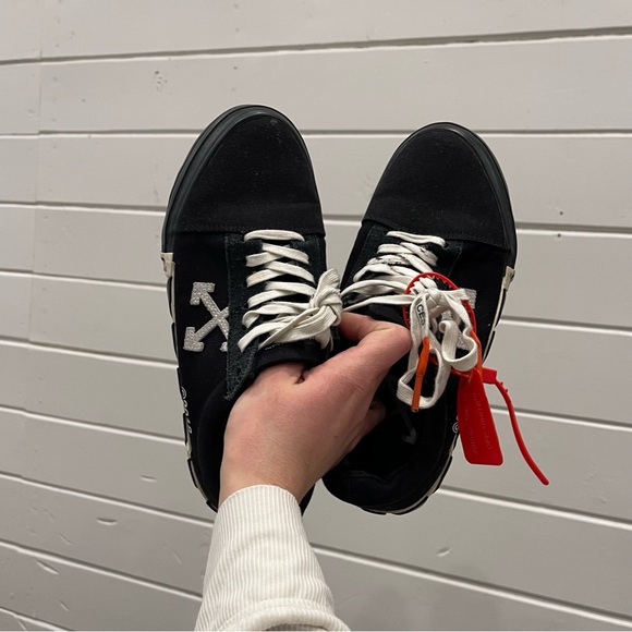 Off-White vulc low Black Striped Sneakers - Picture 6 of 10